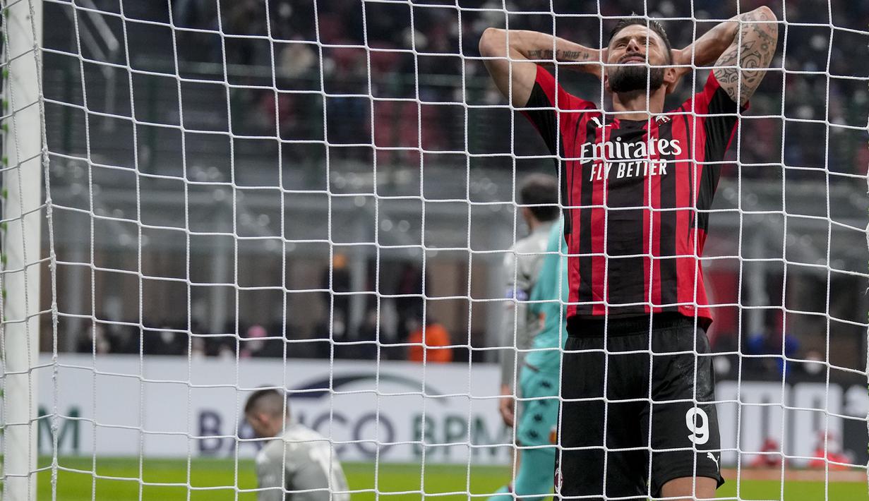 Hingga babak pertama usai, Olivier Giroud dan kawan-kawan masih belum mampu menyamakan skor. AC Milan masih tertinggal 0-1 hingga waktu turun minum. (AP/Antonio Calanni)