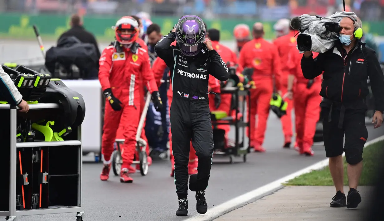 Keputusan terlambat mengganti ban terbukti menjadi sebuah blunder karena Hamilton gagal kembali ke posisi podium hingga akhir balapan. Hasil ini membuat Hamilton kehilangan posisi di puncak klasemen Kejuaraan Dunia Formula 1 dengan poin 256,5 berbanding 262,5 dari Verstappen. (AFP/Andrej Isakovic)