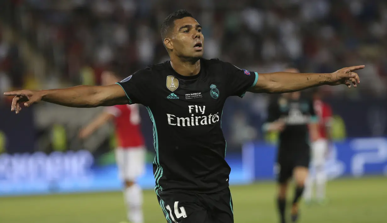 Pemain Real Madrid, Casemiro penerima kartu kuning pertama pada menit ke-20 saat melawan Barcelona dalam Piala Super Spanyol 2017 di Camp Nou stadium,Barcelona, (13/8/2017). Real Madrid menang 3-1.  (AP/Boris Grdanoski)
