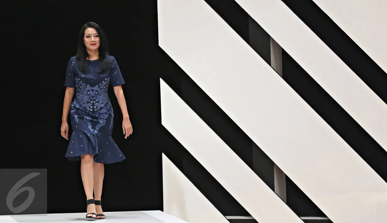 Penulis dan penyanyi Dee Lestari mengenakan busana Iwan Tirta Private Collection di Jakarta, (20/4). Kartini masa kini yang telah memberikan inspirasi kepada wanita Indonesia untuk dapat berkarya demi kemajuan bangsa. (Liputan6.com/Immanuel Antonius)