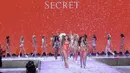 Model dan Victoria Secret Angels, Behati Prinsloo (kiri) dan Lily Aldridge berjalan di atas catwalk saat Victoria’s Secret Fashion Show 2015 di New York City, Selasa (10/11). (Jamie McCarthy/Getty Images/AFP)