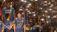 Michael Essien (kiri) bercanda bersama Toni Sucipto dan Ahmad Juprianto saat perkenalan tim Persib di Stadion Siliwangi, Bandung, Minggu (2/4/2017). Peluncuran tim ini menandai kesiapan Persib menghadapi Liga 1 Indonesia. (Bola.com/Nicklas Hanoatubun)