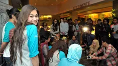 Sabai Morscheck curi-curi berfoto saat konferensi pers premiere film Seputih Cinta Melati di Planet Hollywood XXI, Jakarta, (24/7/14) (Liputan6.com/ Panji Diksana) 