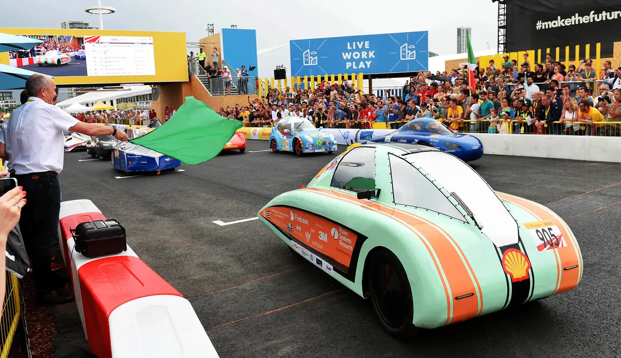 Peserta memacu mobilnya saat balapan final European Drivers World Championship Shell Make the Future Live di mulai di London (28/5). (Mark Pain / Shell via AP Images)