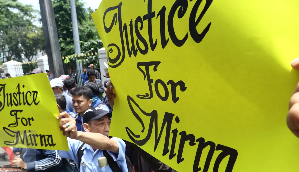 Para pendukung Mirna memperlihatkan tulisan 'Justice for Mirna' jelang sidang vonis di PN Jakarta Pusat, Kamis (27/10). Para pendukung Mirna berharap terdakwa Jesicca Wongso divonis mati. (Liputan6.com/Helmi Afandi)