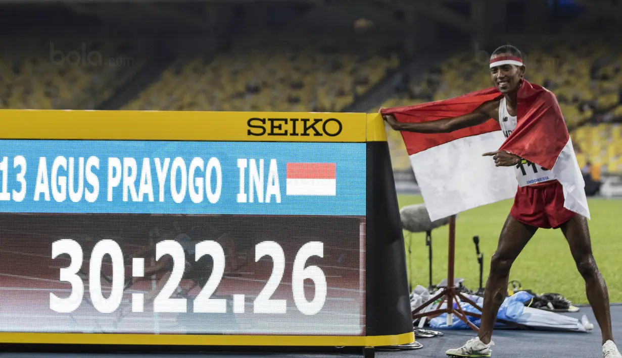 Pelari Indonesia, Agus Prayogo, meraih medali emas SEA Games cabang atletik nomor 10.000 meter di Stadion Bukit Jalil, Kuala Lumpur, Jumat (25/8/2017). Agus menorehkan waktu 30 menit 22,26 detik. (Bola.com/Vitalis Yogi Trisna)
