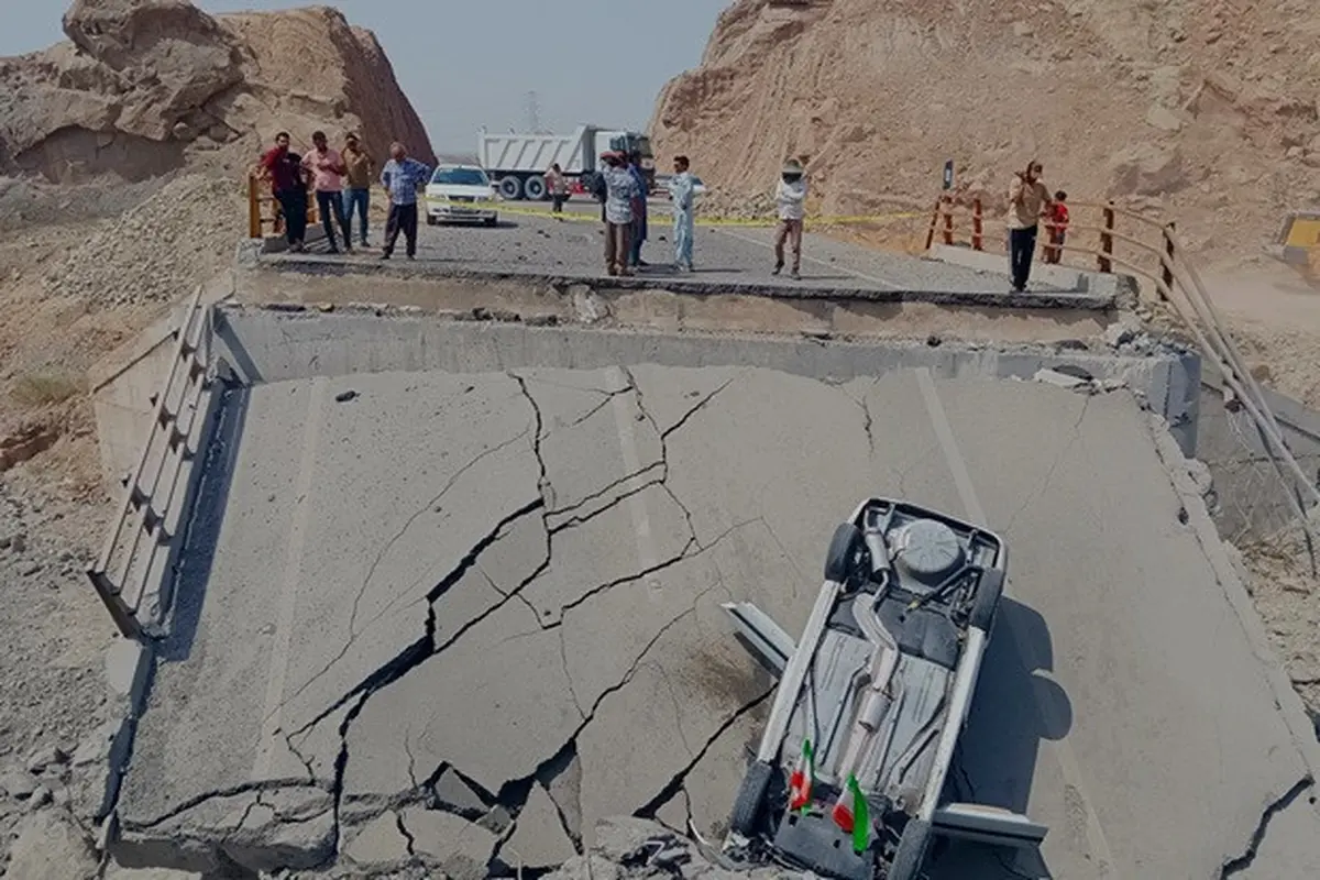 Sebuah mobil terbalik berada di bagian jembatan yang hancur akibat serangan di Provinsi Hormozgan, Iran selatan, Sabtu (18/7/2026).