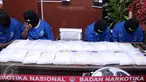 Para tersangka yang berhasil dibekuk aparat BNN, di Kantor BNN, Jakarta, Jumat (11/6/2015). Dari pengungkapan peredaran narkoba di Tebet, Jakarta tersebut, BNN mengamankan barang bukti sabu seberat 150 gram. (Liputan6.com/Helmi Afandi)