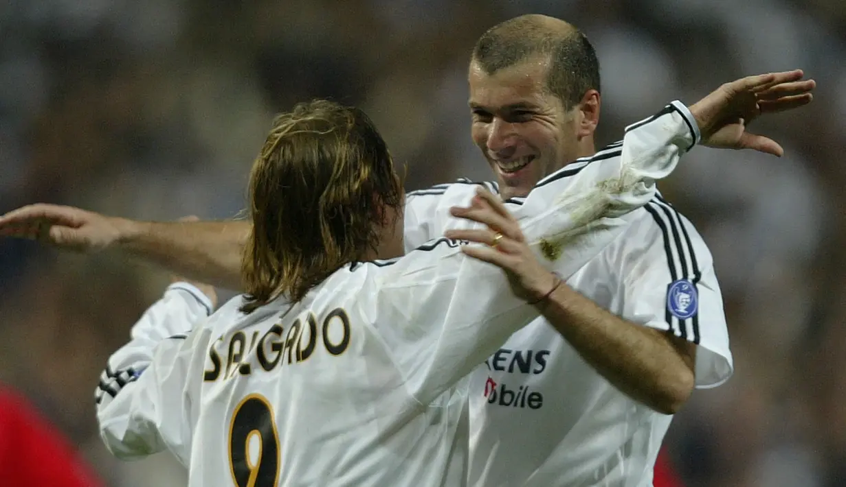 Zinedine Zidane. Real Madrid mendatangkannya dari Juventus pada awal musim 2001/2002 dengan mahar senilai 77,5 juta euro dan bertahan selama 5 musim hingga pensiun di akhir musim 2005/2006. Total 227 laga, ia menorehkan 48 gol dan 69 assist yang berujung 1 trofi UCL dan LaLiga. (AFP/Javier Soriano)