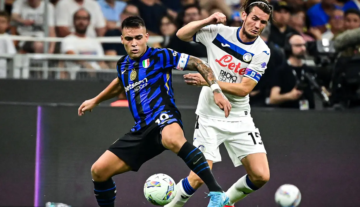 I Nerazzurri mendominasi pertandingan sejak menit awal dan unggul pada menit ke-7 setelah pemain Atalanta, Berat Djimsiti melakukan kesalahan yang berujung pada gol bunuh diri. (Piero CRUCIATTI/AFP)