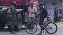 Seorang tentara Sri Lanka memeriksa identitas seseorang selama jam malam di Kolombo, Minggu (3/4/2022). Anggota parlemen oposisi berkumpul memprotes langkah presiden memberlakukan jam malam dan keadaan darurat di tengah memburuknya situasi krisis ekonomi. (AP Photo/Eranga Jayawardena)