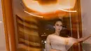 Selaras dengan dress kupu-kupu yang dikenakannya, mantan kekasih Jeff Smith ini memakai heels model tali warna silver dengan sentuhan bling-bling. Jika tersorot lampu, heels tersebut tentunya akan menjadi perhatian dan orang terfokus kepada Aisyah Aqilah. Foto cantik Aisyah Aqilah di acara gala premiere film terbarunnya ini diabadikan dengan apik oleh fotografer Dhika Sadana. (Liputan6.com/IG/@aisyahaqilahh)
