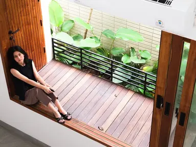 Keisya berhasil menciptakan suasana khas Jepang di rumahnya. Salah satu yang menarik perhatian adalah taman indoor mungil dengan pohon bonsai yang menyejukkan. Sentuhan hijau ini berpadu sempurna dengan elemen kayu, menciptakan harmoni alam yang menenangkan. (Liputan6.com/IG/@keisyalevronka)
