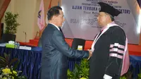 Blucer Welling Rajagukguk dalam ujian terbuka yang digelar Program Pascasarjana Doktor Ilmu Hukum Universitas Kristen Indonesia (UKI), Kamis (5/10) (Istimewa)