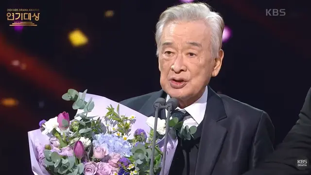 Lee Soon Jae saat menerima Daesang di KBS Drama Awards 2024. (YouTube/ KBS Drama)