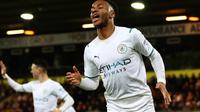Pemain Manchester City Raheem Sterling (kanan) melakukan selebrasi usai mencetak gol ke gawang Norwich City pada pertandingan sepak bola Liga Inggris di Stadion Carrow Road, Norwich, Inggris, 12 Februari 2022. Manchester City menang 4-0. (Adrian DENNIS/AFP)