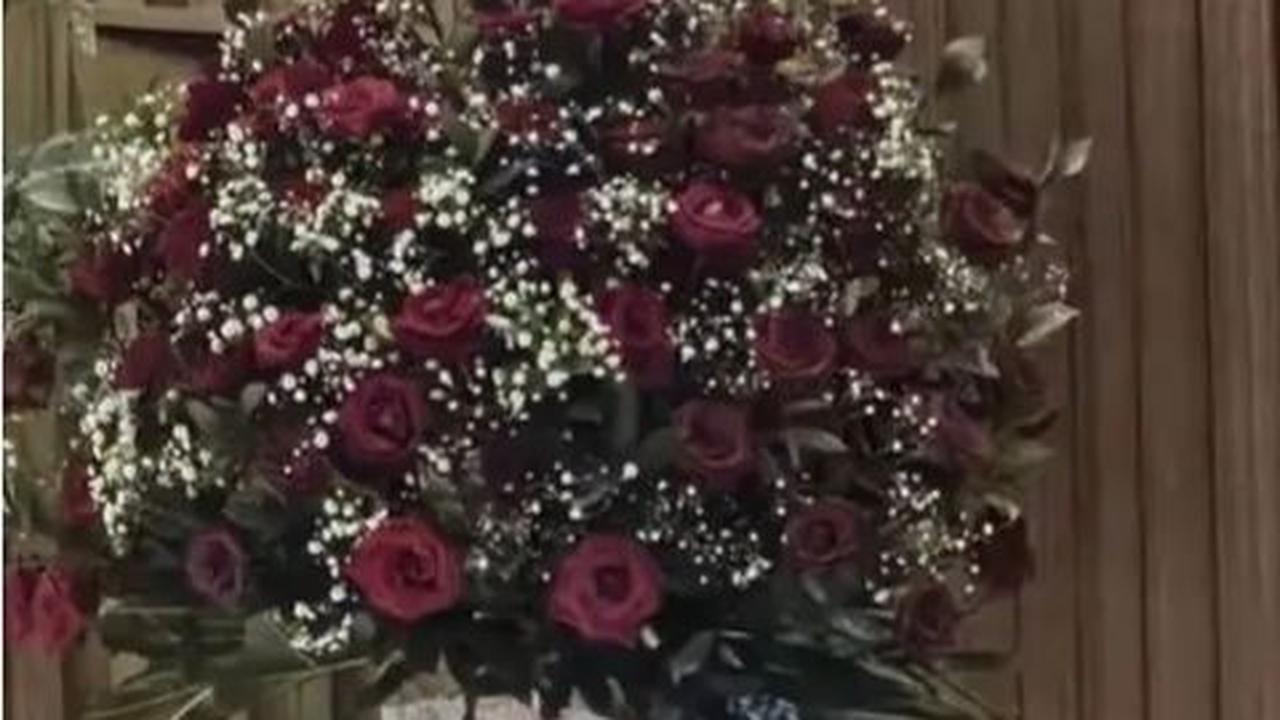 Meskipun absen dan tidak bisa hadir, Ahmad Dhani dan Mulan Jameela memberikan karangan bunga sebagai tanda selamat kepada Virzha dan Sabrina.