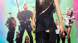 Model Cara Delevingne berpose saat menghadiri world premiere "Suicide Squad" di Manhattan, New York, (1/8). Cara tampil seksi dengan memamerkan belahan dada pada busana yang ia gunakan. (REUTERS/Andrew Kelly)