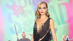 Model Cara Delevingne berpose saat menghadiri world premiere "Suicide Squad" di Manhattan, New York, (1/8). Cara tampil seksi dengan memamerkan belahan dada pada busana yang ia gunakan. (REUTERS/Andrew Kelly)