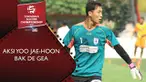 Kiper Persipura, Yoo Jae-Hoon melakukan aksi gemilang kala menahan bola tendangan Vendry Mofu dari luar kotak penalti.