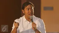 Pandji Pragiwaksono memberikan jawaban saat "Debat Kandidat Artis Pendukung Calon Gubernur dan Wakil Gubernur DKI Jakarta 2017" di kawasan kuningan, Jakarta, Kamis (12/1). Panji mendukung pasangan Anies-Sandi. (Liputan6.com/Herman Zakharia)