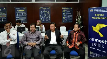 Pengusaha Nasional Murdaya Poo (kedua kanan) didampingi Ka Kanwil DJP Jak-Sel I, Sakli Anggoro dan Wakil Ketua Umum Apindo Suryadi Sasmita memberikan keterangan pers tax amnesty di Kantor Kanwil DJP Pajak, Jakarta, Senin (19/9). (Liputan6.com/Johan Tallo)