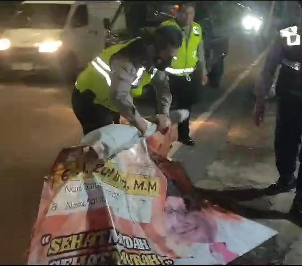 Seorang pengendara motor Novendri Chandra (42) menabrak baliho caleg PKS di kawasan jalan Daan Mogot, Jakarta Barat, Kamis (4/1) dini hari.