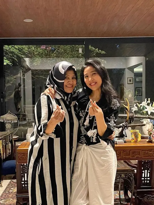 Potret keakraban Olivia Zalianty dan Tetty liz Indriati (Instagram/oliviazallianty)