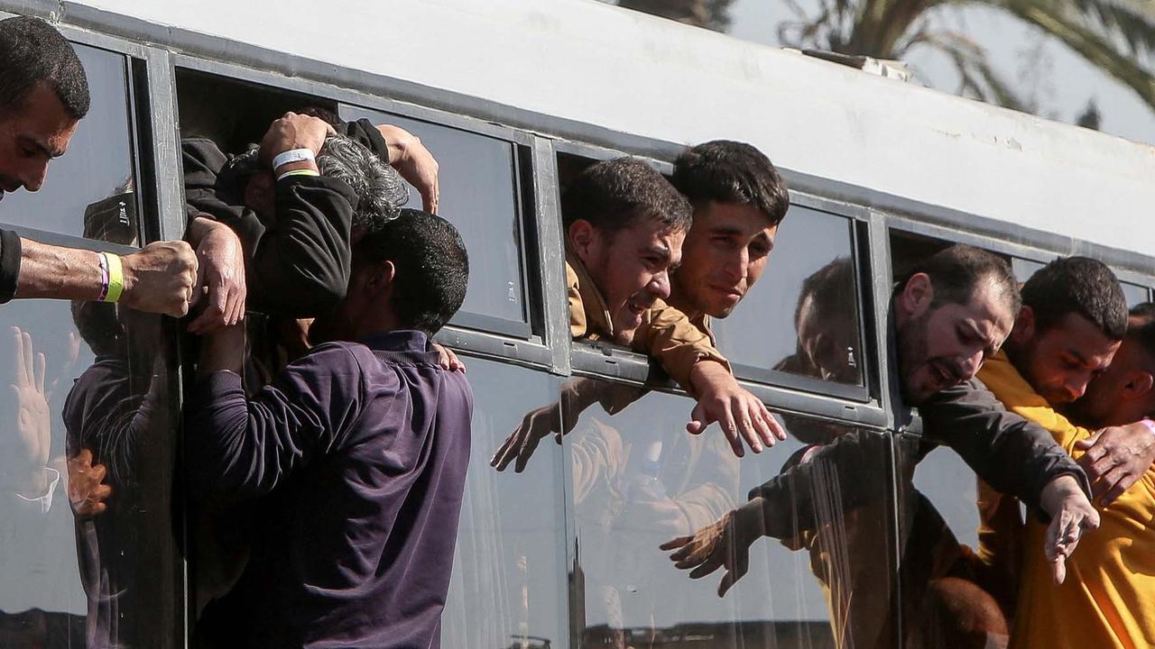 FOTO: Momen Peluk Tangis Haru Pembebasan Sandera Warga Palestina