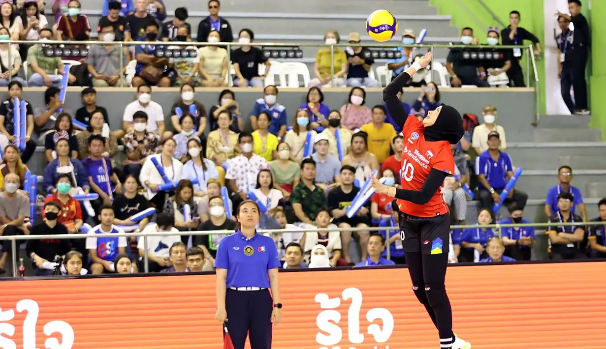 Pemain Timnas voli putri Indonesia, Agustin Wulandhari melepaskan service saat menghadapi Vietnam pada laga pertama putaran kedua SEA V League 2023 di Chiang Mai, Thailand, Jumat (11/8/2023). Indonesia kalah 0-3 (19-25, 22-25, 10-25) dari Vietnam. (Dok. avcvolley)
