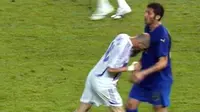 Gelandang Prancis, Zinedine Zidane, menanduk bek Italia, Marco Materazzi, saat final Piala Dunia 2006 Stadion Olympic, Berlin, Jerman (9/7/2006). Tandukan tersebut menjadi salah satu momen ikonik pada ajang Piala Dunia 2006. (AFP/John Macdougall)