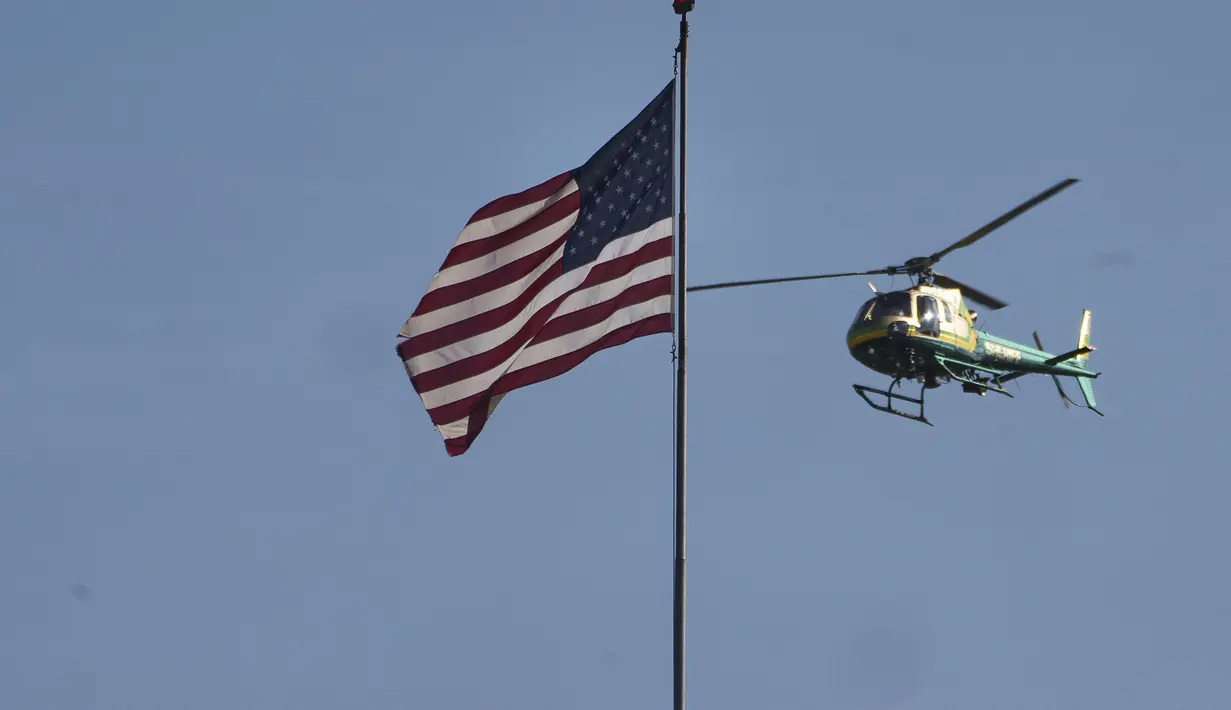 Helikopter Sheriff Los Angeles County terbang di atas sebuah van di Torrance, California, Minggu, 22 Januari 2023. Penembakan massal terjadi di studio dansa ballroom pada Sabtu malam di tengah perayaan Tahun Baru Imlek di komunitas Monterey yang didominasi orang Asia-Amerika Taman.  (AP/Damian Dovarganes)
