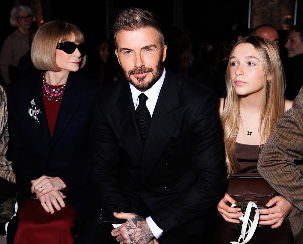 5 Potret Cantik Harper Anak David dan Victoria Beckham saat Dukung Sang Ibu di Paris Fashion Week