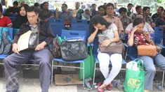 Pemohon pajak mengantri untuk mengikuti program Tex amnesty di kantor Ditjen Pajak, Jakarta, Jumat (31/3). Hari ini merupakan hari terakhir program pengampunan pajak atau tax amnesty dan akan di tutup pada pukul 00:00. (Liputan6.com/Angga Yuniar)