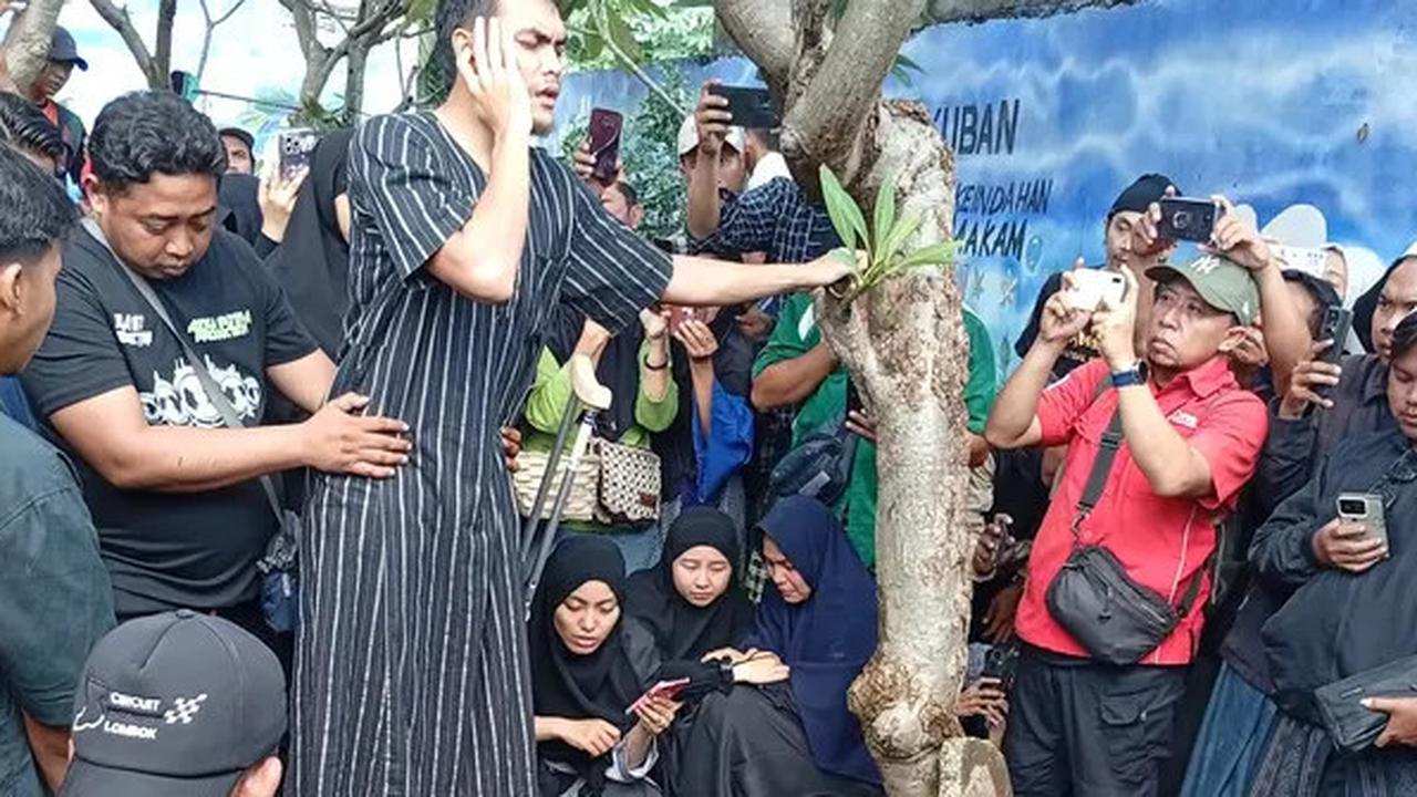 Momen Rachmat Irianto Tak Kuasa Menahan Tangisnya di Pemakaman Sang Ayah, Bejo Sugiantoro
