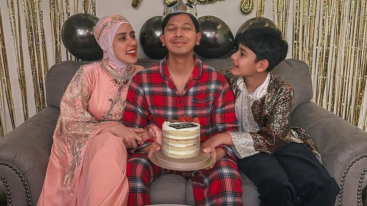 Lewat unggahan di Instagram pribadinya, Sonny menceritakan tentang kejutan ulang tahun yang diberikan oleh istri, anak, dan timnya.<br><br>