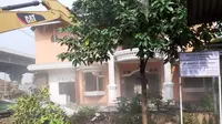 Salah satu bangunan yang dirobohkan dalam eksekusi lahan untuk Depo LRT Jabodebek di Kelurahan Jatimulya, Kecamatan Tambun Selatan, Bekasi, Jawa Barat, Kamis (12/3/2020). (Ist)