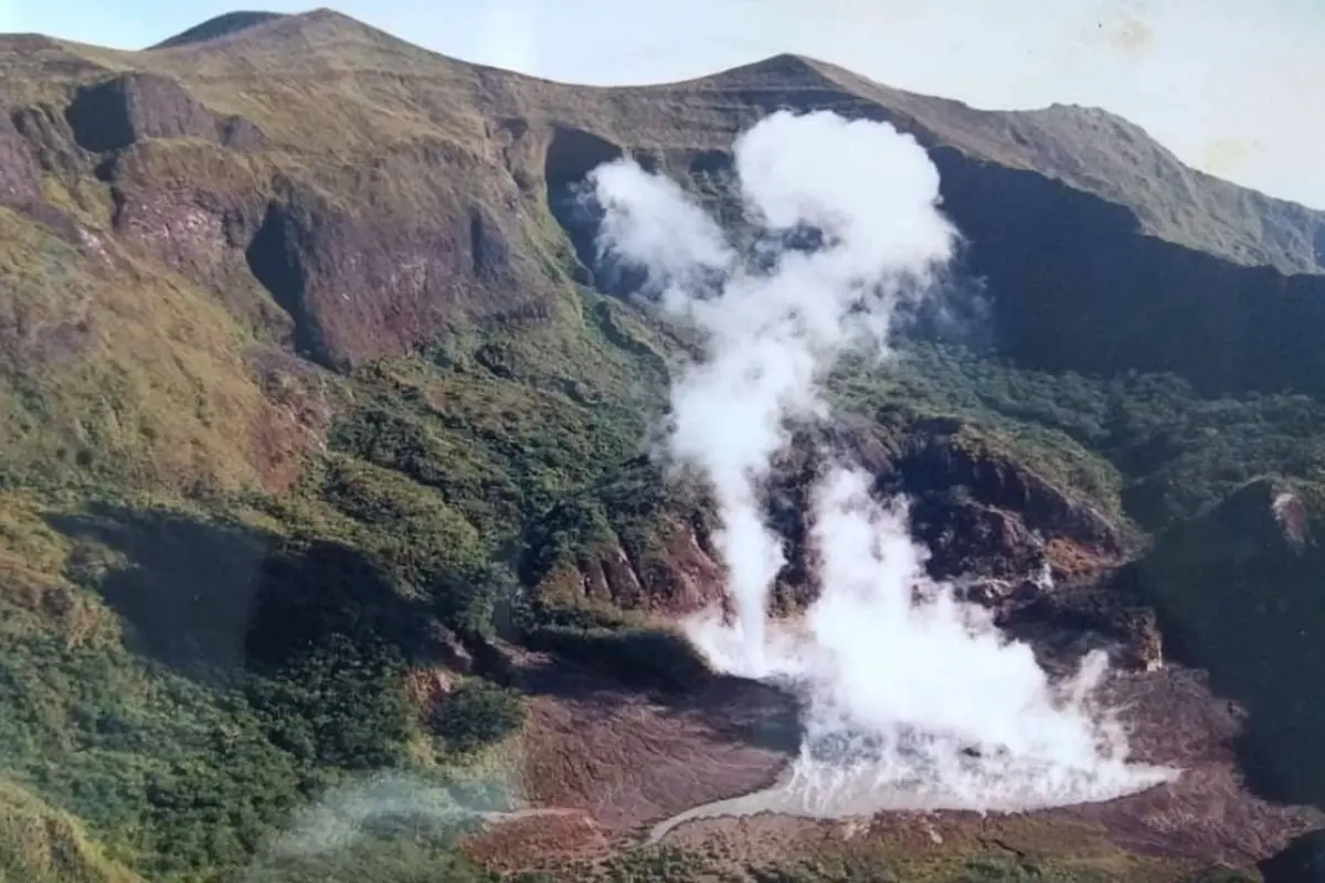 Pemandangan Gunung Awu di Pulau Sangihe Besar.