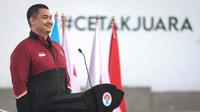 Menteri Pemuda dan Olahraga Republik Indonesia, Ario Bimo Nandito Ariotedjo saat pengukuhkan kontingen Indonesia untuk SEA Games 2023 Kamboja yang berlangsung di Kantor Kemenpora, Senayan, Jakarta, Selasa (02/05/2023). Sebanyak 599 atlet akan tampil dalam 31 cabang olahraga. (Bola.com/Bagaskara Lazuardi)
