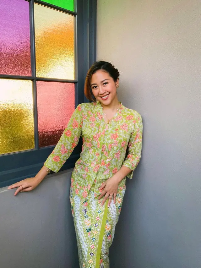 Lekat Image Tomboy, 6 Gaya Anggun Sherina Munaf dalam Balutan Kebaya Berbagai Warna