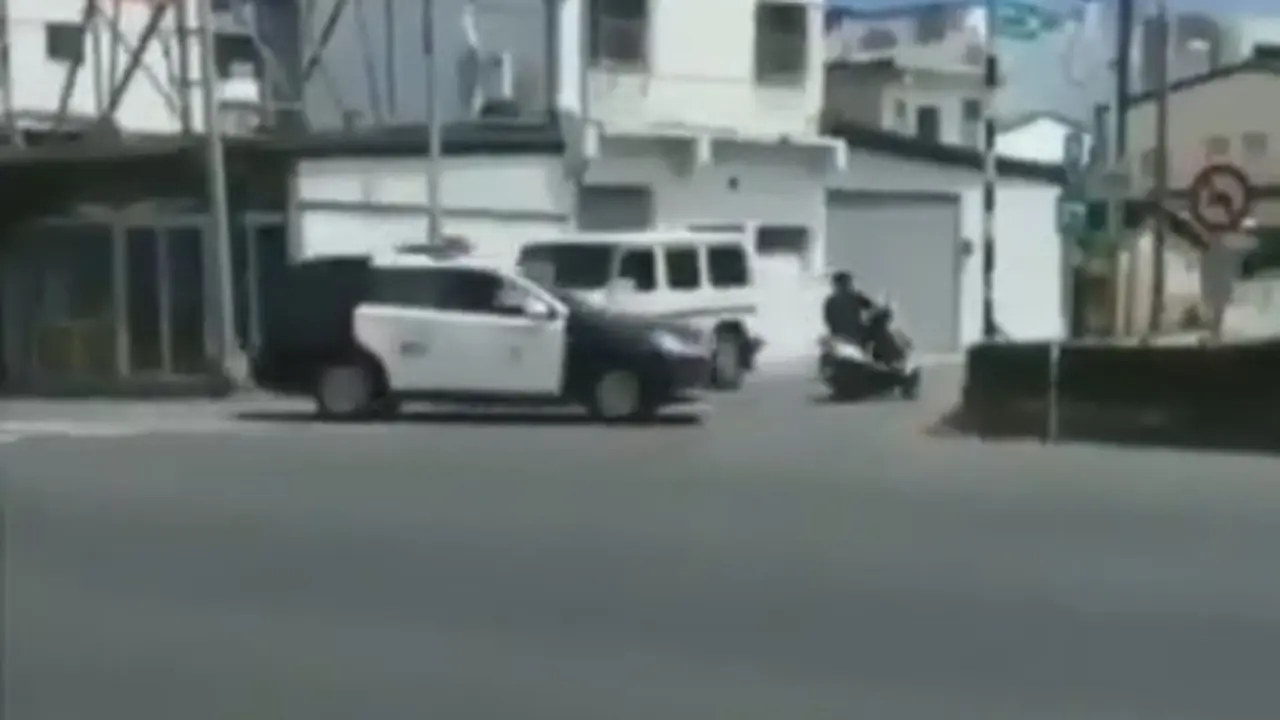 Sebuah video memperlihatkan seorang pengendara sepeda motor sedang dikejar pihak kepolisian karena telah melakukan pelanggaran.