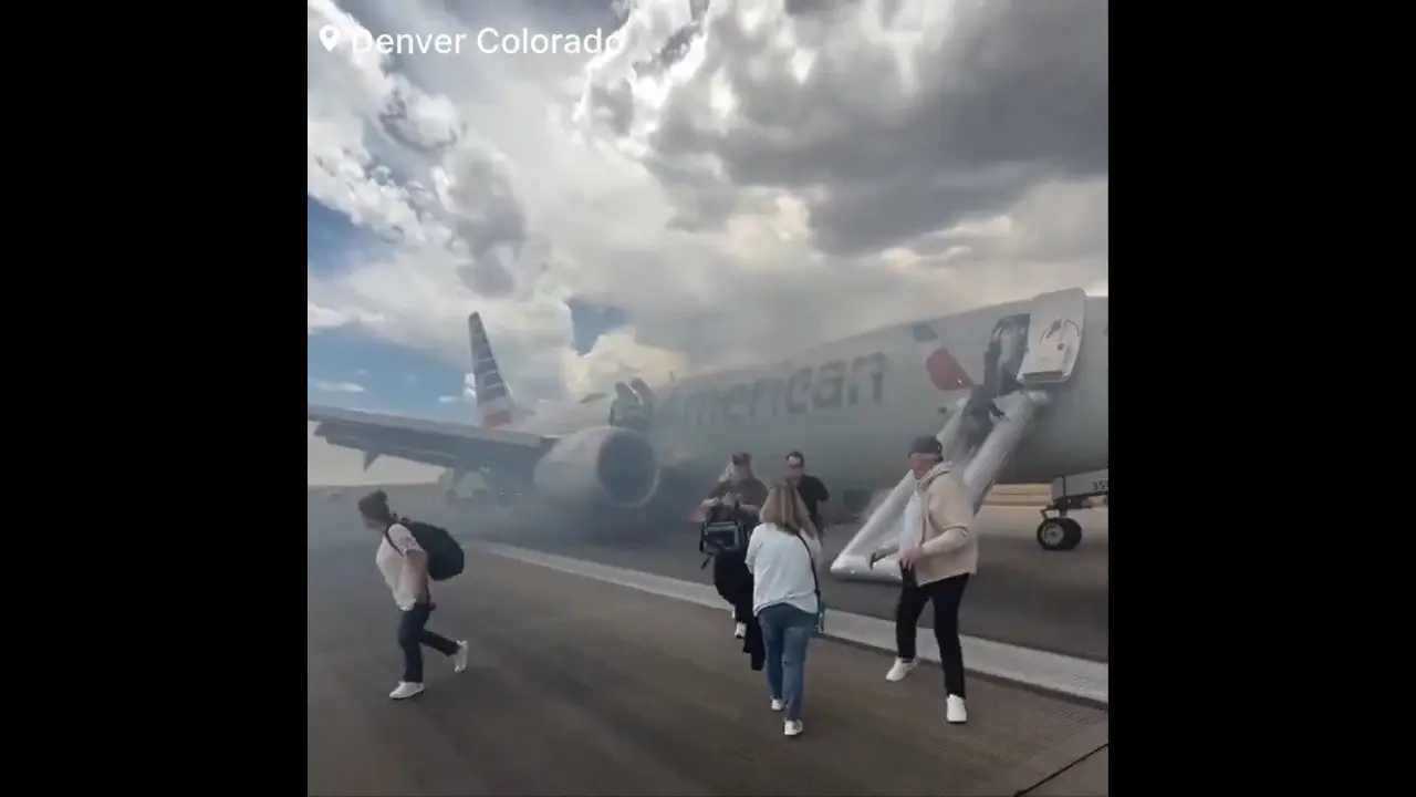 Pesawat American Airlines terbakar sesaat sebelum lepas landas di Bandara Internasional Denver, Amerika Serikat (AS) pada Sabtu 26 Juli 2025.