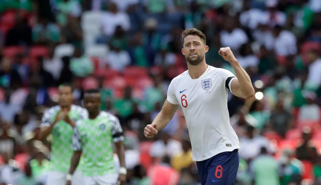 Pemain Inggris, Gary Cahill melakukan selebrasi usai mencetak gol ke gawang Nigeria dalam laga uji coba Piala Dunia 2018 di Stadion Wembley, London, Inggris, Sabtu (2/6). Inggris berhasil menekuk Nigeria dengan skor 2-1.  (AP Photo/Matt Dunham)