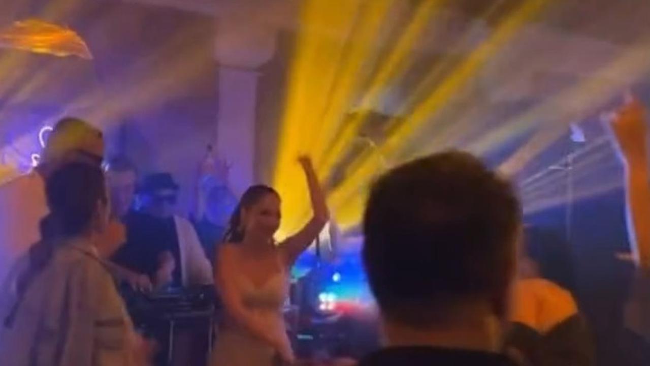 Didoakan Lekas Nyusul, 8 Foto Detik Detik Luna Maya Dapat Bunga Pengantin di Pernikahan BCL