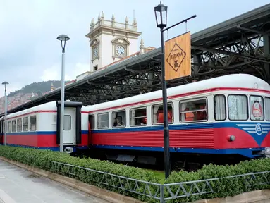 Gerbong kereta tua yang diubah menjadi sebuah kafe di La Paz, Bolivia pada 15 Maret 2019. Selain dimanfaatkan sebagai kafe, bagian gerbong kereta juga dijadikan toko yang menjual beragam produk makanan dan minuman. (David Mercado/Reuters)