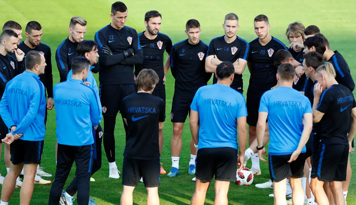 Para pemain timnas Kroasia mendengarkan pelatih Zlatko Dalic selama mengikuti sesi pelatihan tim di Moskow, Rusia, (13/7). Kroasia akan bertanding melawan timnas Prancis pada Final Piala Dunia 2018.  (AP Photo / Darko Bandic)