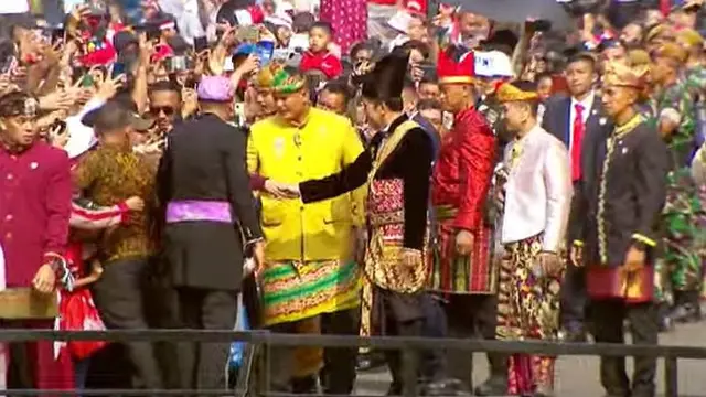 Jokowi salaman dengan masyarakat sebelum Upacara 17 Agustus 2023 di Istana Merdeka. (Foto: Tangkapan Layar Youtube Sekretariat Presiden)