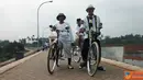 Citizen6, Tangerang: Pecinta sepeda ontel juga mengunjungi waduk Situ Gintung. (Pengirim: Fahrizal Razak) 