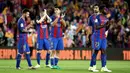 Para pemain Barcelona memberikan aplaus kepada para suporter usai laga melawan Eibar pada pekan terakhir La Liga di Camp Nou, Minggu (21/5/2017). Barcelona menang 4-2. (EPA/Toni Albir)