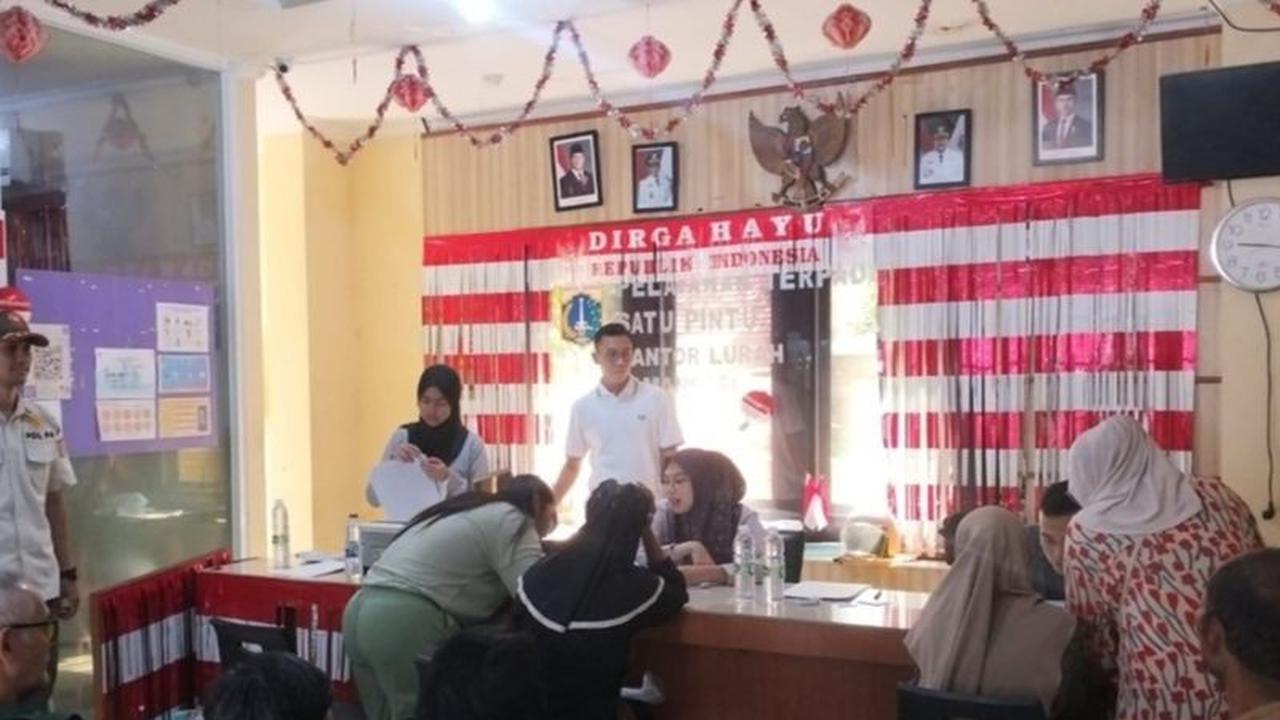 Fakta Unik: 60 Warga Tamansari Terima Kartu Lansia Jakarta, Bantuan Rp300 Ribu Tiap Bulan!